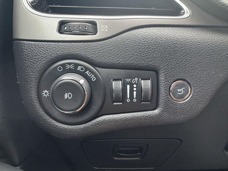 Used 2022 Jeep Cherokee LimitedImage 17