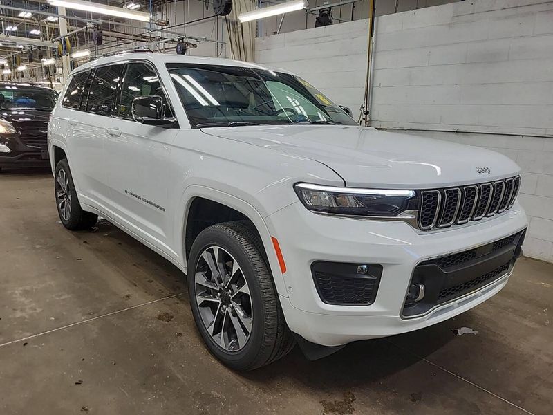 Used 2025 Jeep Grand Cherokee L Overland 4x4 4dr SUVImage 2