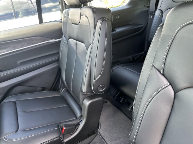 New 2025 Jeep Grand Cherokee L Limited 4x4Image 19