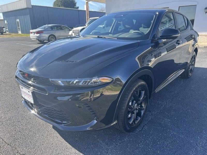 2024 Dodge Hornet R/T Eawd in a 8 Ball exterior color and Blackinterior. Lakeshore CDJR Seaford 302-213-6058 lakeshorecdjr.com 