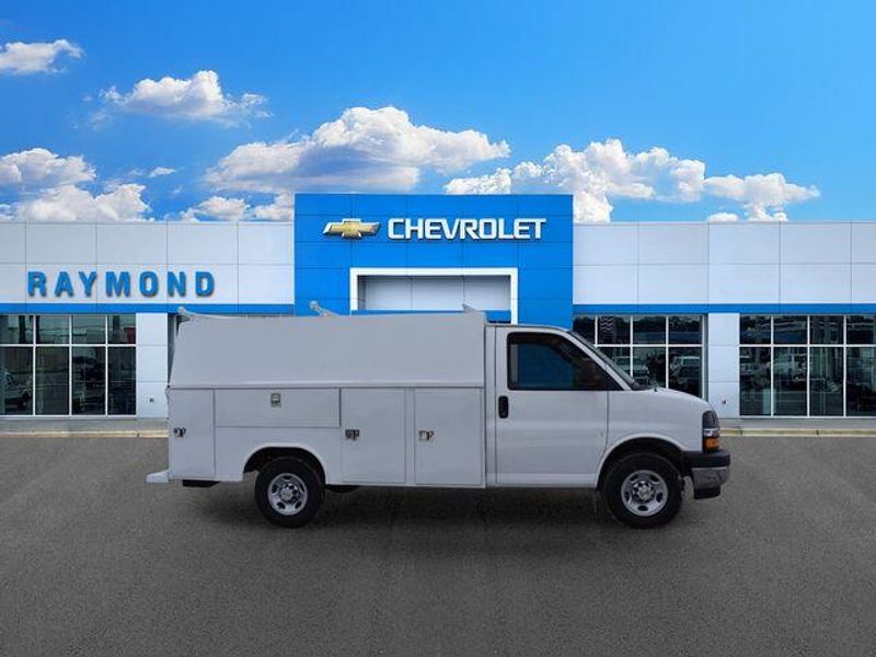 New 2025 Chevrolet Express 3500 Work VanImage 2