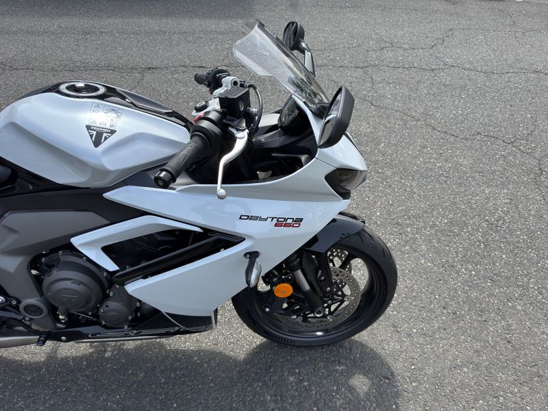 2025 Triumph Daytona 660 - SNOWDONIA WHITE - SAPPHIRE BLACK 