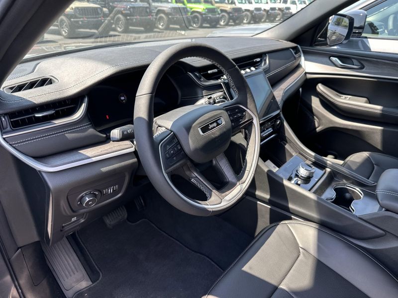 New 2025 Jeep Grand Cherokee L Limited 4x4Image 23