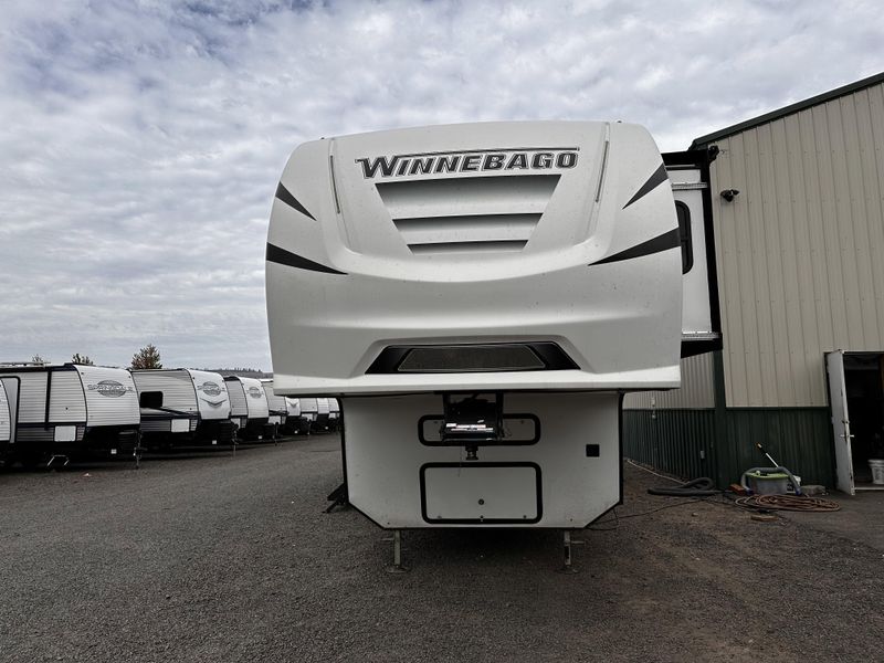 Used 2021 WINNEBAGO VOYAGE 3134RL Image 2