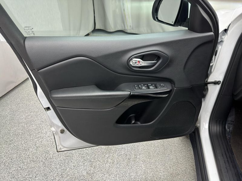 Used 2019 Jeep Cherokee AltitudeImage 8