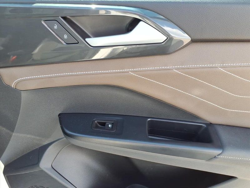 2024 Volkswagen Taos SEL photo 4