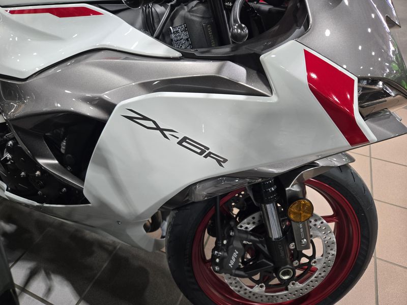 2025 Kawasaki NINJA ZX6R ABS PEARL ROBOTIC WHITEImage 10