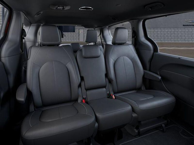New 2027 Chrysler Pacifica SelectImage 15