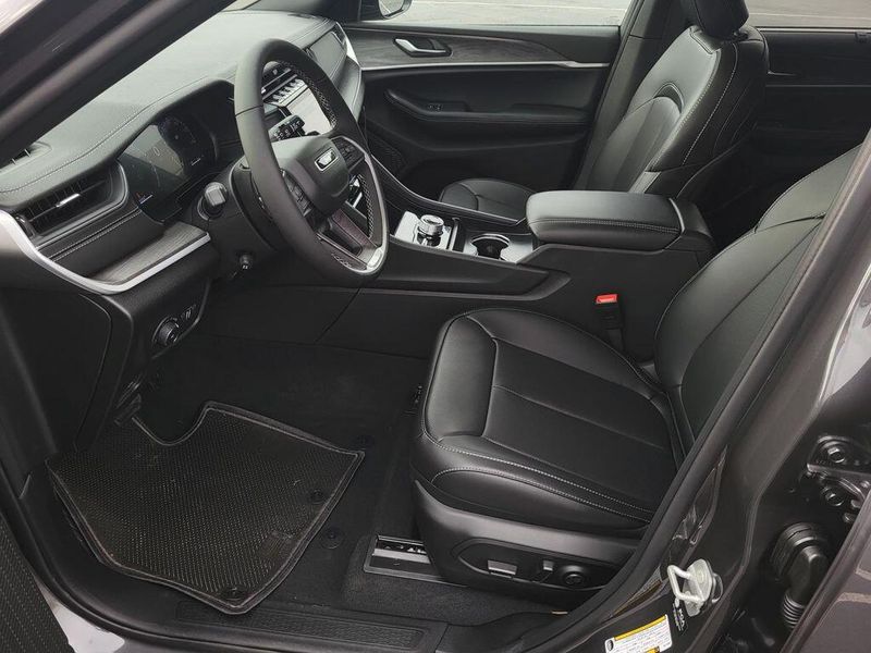 New 2025 Jeep Grand Cherokee L Limited 4x4Image 25