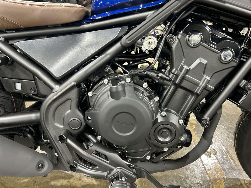 2025 Honda REBEL 500 ABS SE  in a PEARL BLUE exterior color. Del Amo Motorsports of Redondo Beach (424) 390-7811 delamomotorsports.com 