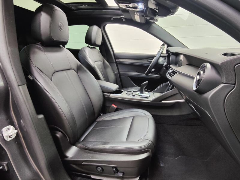 Used 2022 Alfa Romeo Stelvio Ti AWD w/Sunroof & NavImage 4
