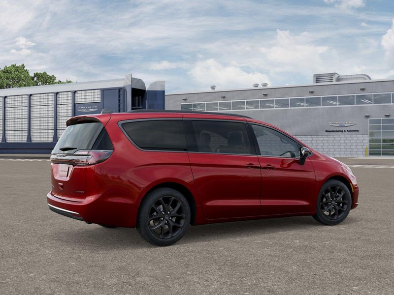 2026 Chrysler Pacifica Limited photo 2