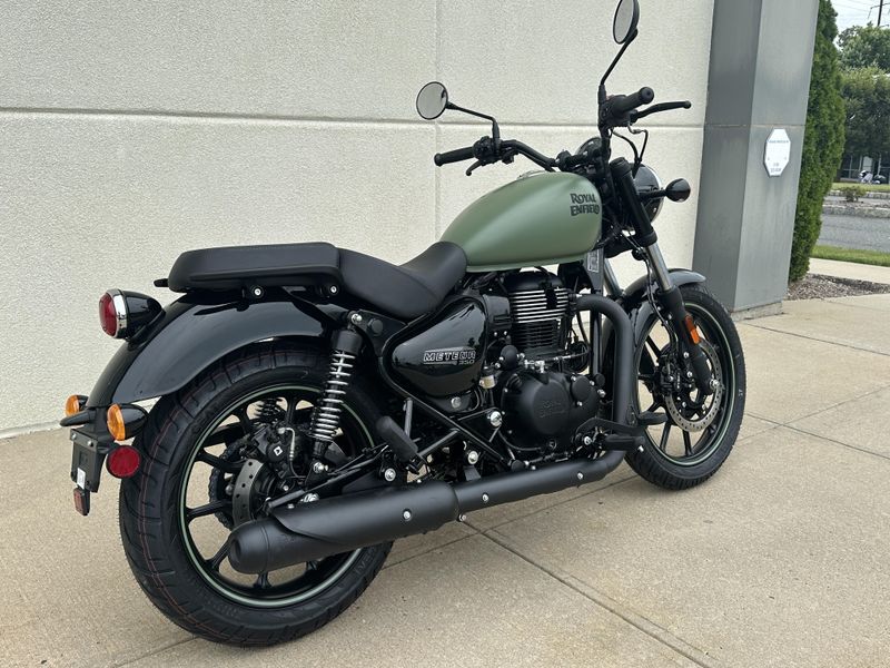 2024 Royal Enfield Meteor 350Image 3