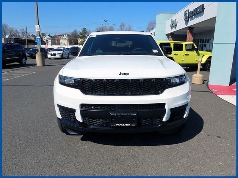 2023 Jeep Grand Cherokee LaredoImage 3