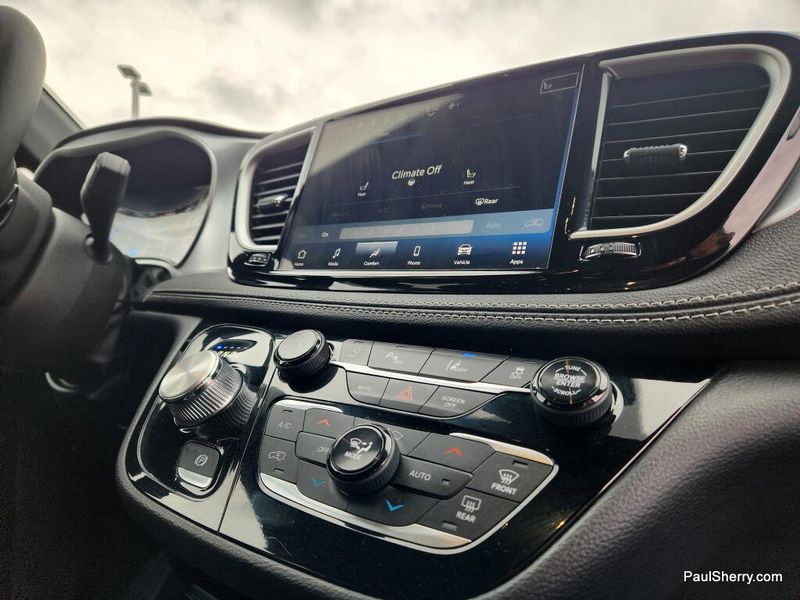 Used 2024 Chrysler Pacifica Touring