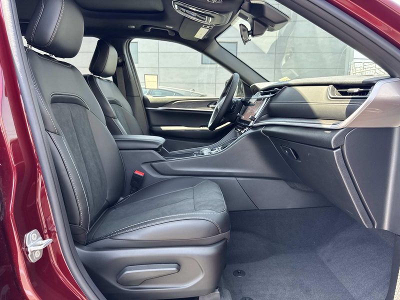 New 2026 Jeep Grand Cherokee L Laredo Altitude 4x2