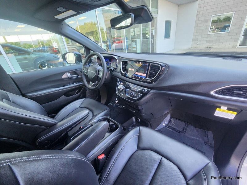 Used 2026 Chrysler Pacifica Select