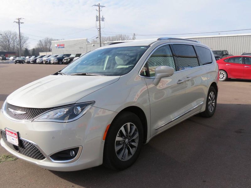 2020 Chrysler Pacifica Touring L Plus 4dr Mini VanImage 4