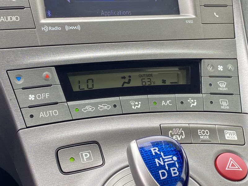 2014 Toyota Prius Plug-In BaseImage 22