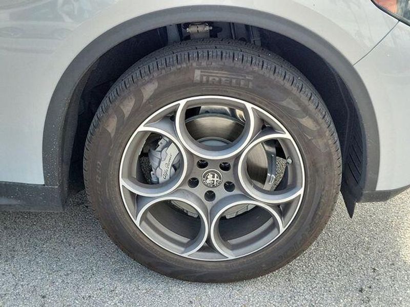 2025 Alfa Romeo Stelvio photo 4