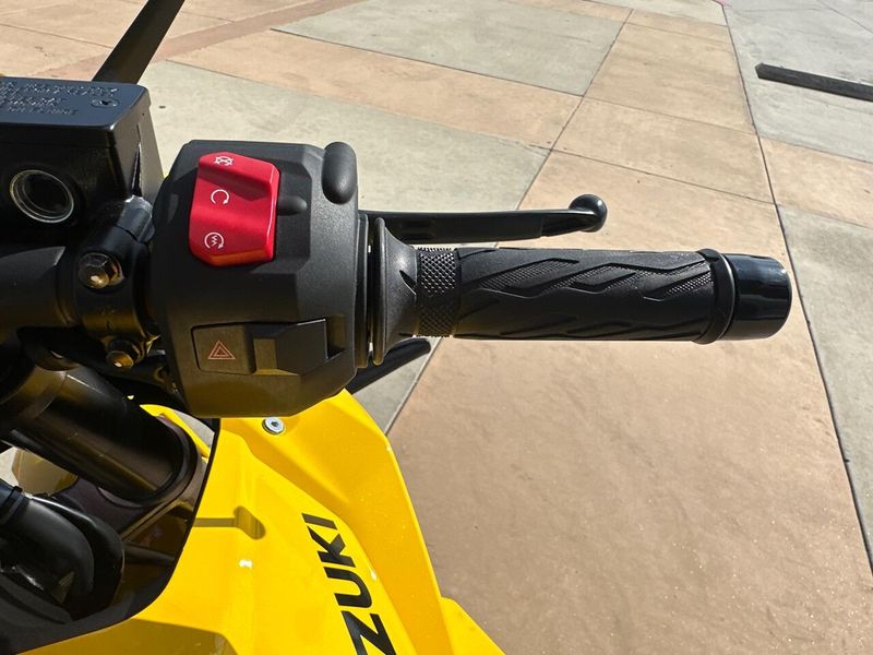 2025 Suzuki GSX-8R Image 12