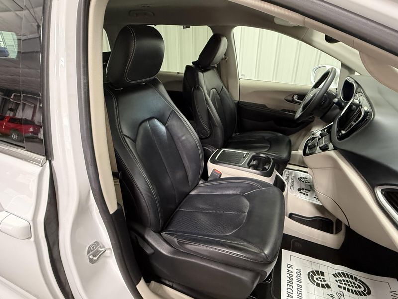 Used 2022 Chrysler Pacifica Touring LImage 10