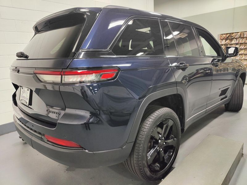 Used 2024 Jeep Grand Cherokee Limited Black 4X4 w/SunroofImage 12