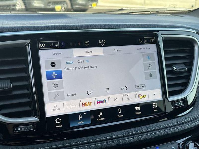 New 2026 Chrysler Pacifica SelectImage 18