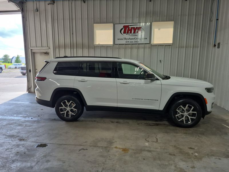 New 2025 Jeep Grand Cherokee L Limited 4x4Image 1