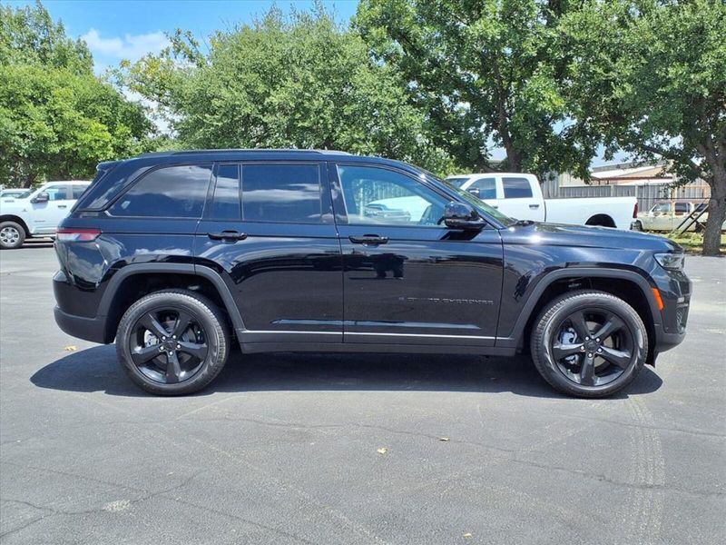 2025 Jeep Grand Cherokee Limited photo 4