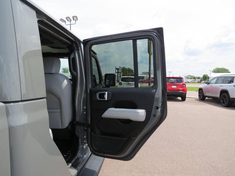Used 2022 Jeep Gladiator High Altitude 4x4 4dr Crew Cab 5.0 ft. SBImage 25