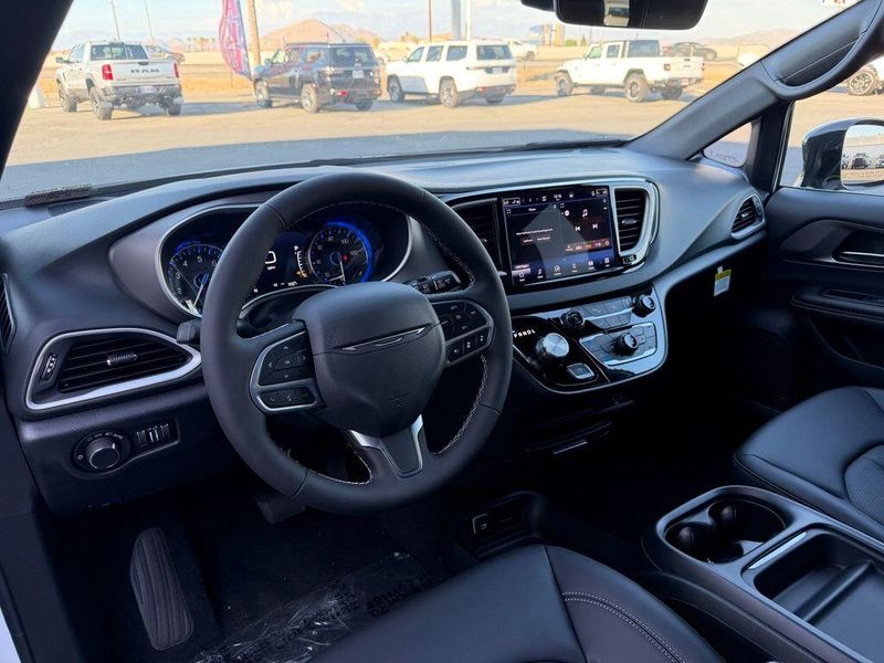 New 2027 Chrysler Pacifica LXImage 9