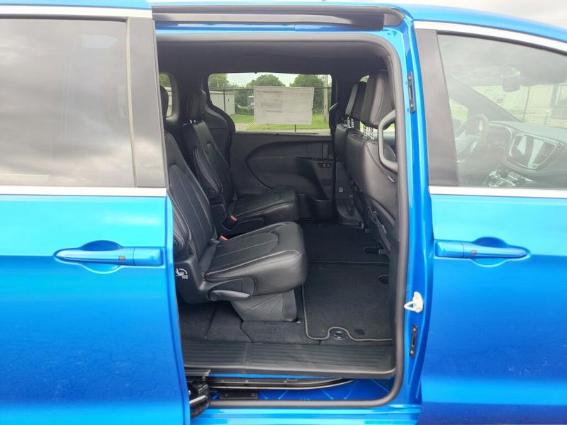 New 2027 Chrysler Pacifica Select