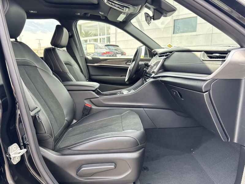 New 2026 Jeep Grand Cherokee Laredo Altitude 4x2