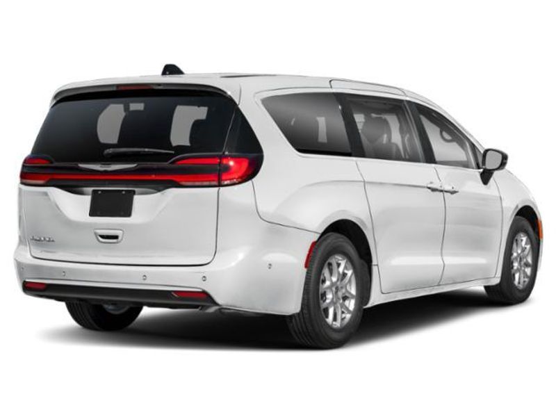 2026 Chrysler Pacifica LimitedImage 3