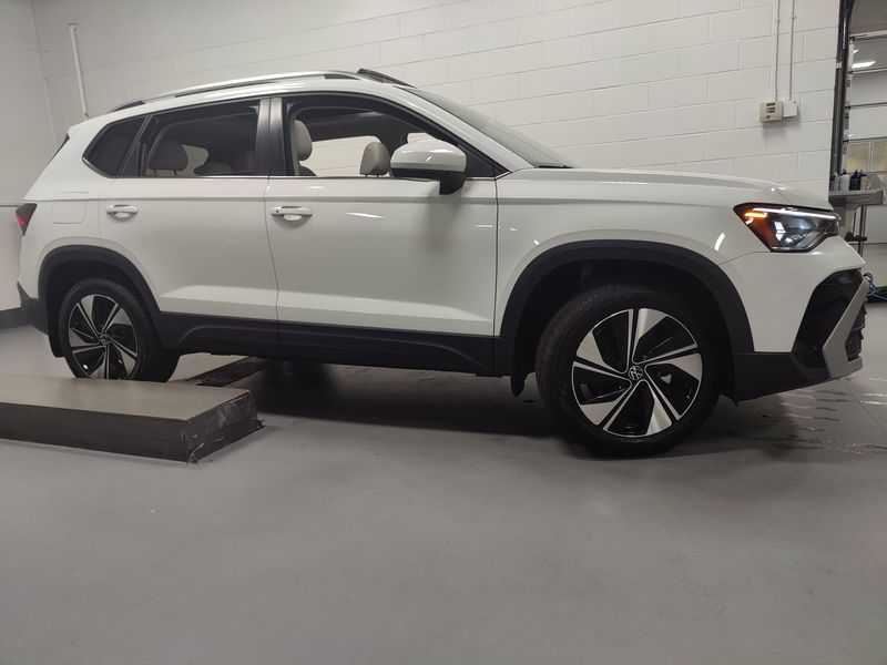 2025 Volkswagen Taos SE AWD w/SunroofImage 3