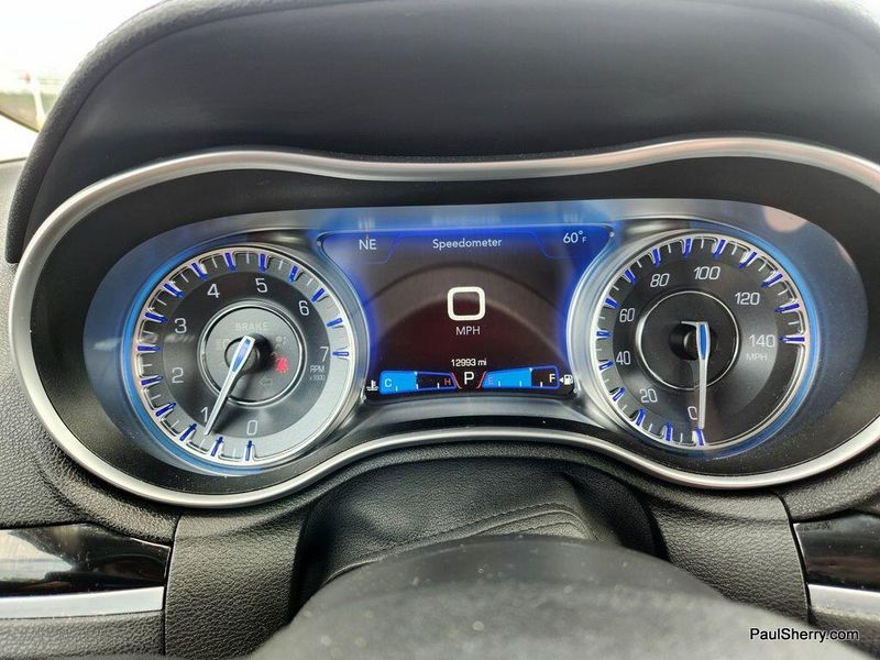 2023 Chrysler 300 Touring SportImage 32