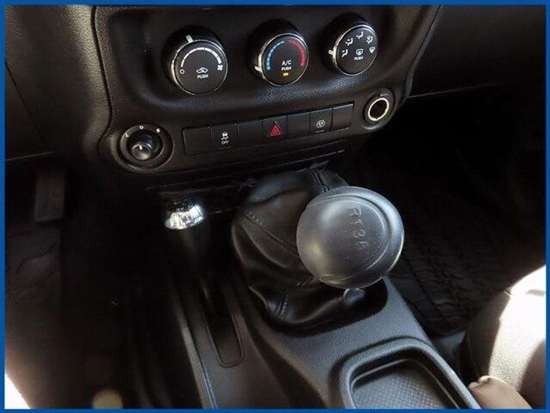 2017 Jeep Wrangler Unlimited SaharaImage 16