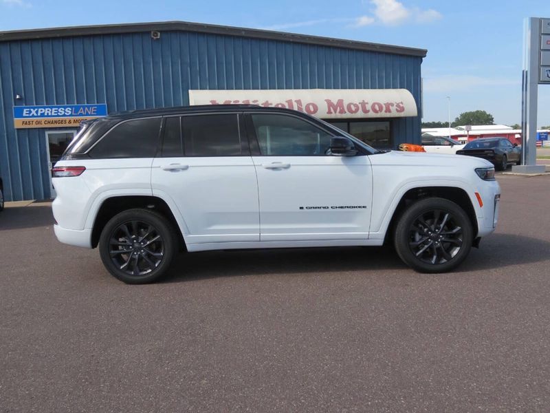 New 2026 Jeep Grand Cherokee Limited Reserve 4x4Image 2