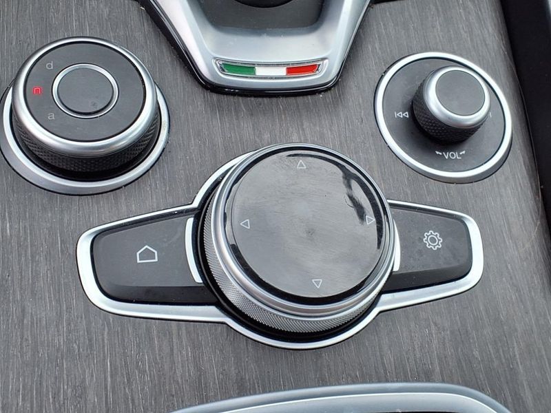 2022 Alfa Romeo Giulia TiImage 25