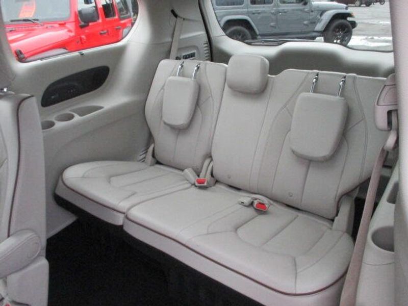 Used 2020 Chrysler Pacifica LimitedImage 25