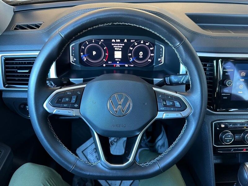 2022 Volkswagen Atlas 3.6L V6 SE w/TechnologyImage 2