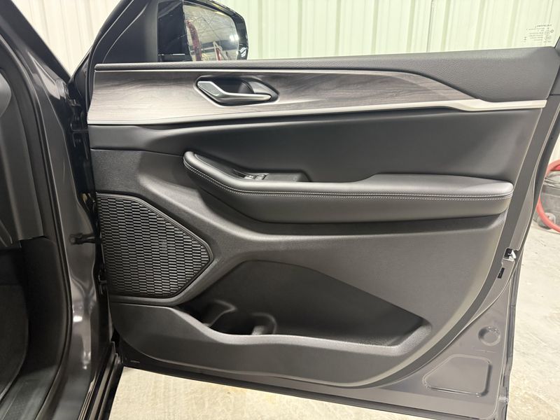 New 2025 Jeep Grand Cherokee Limited 4x4Image 14