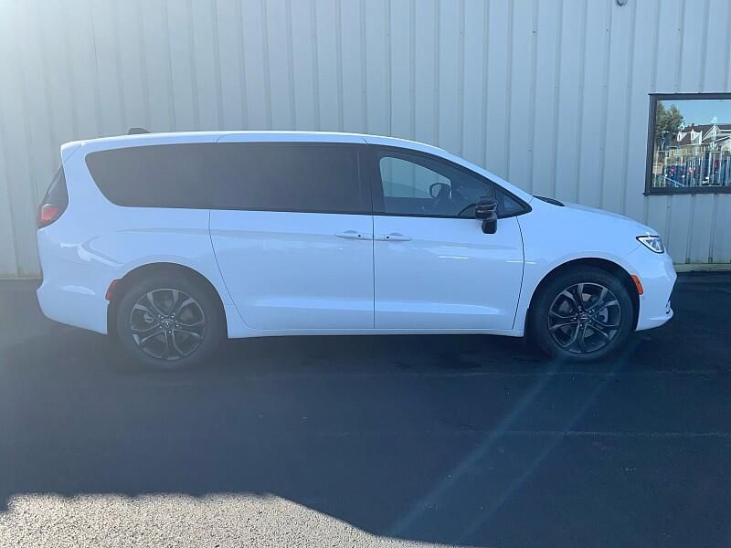 2026 Chrysler Pacifica photo 4