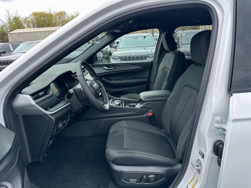 2025 Jeep Grand Cherokee Laredo X 4x4Image 12