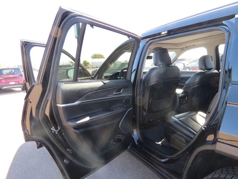 Used 2021 Jeep Grand Cherokee L Limited 4x4 4dr SUVImage 23