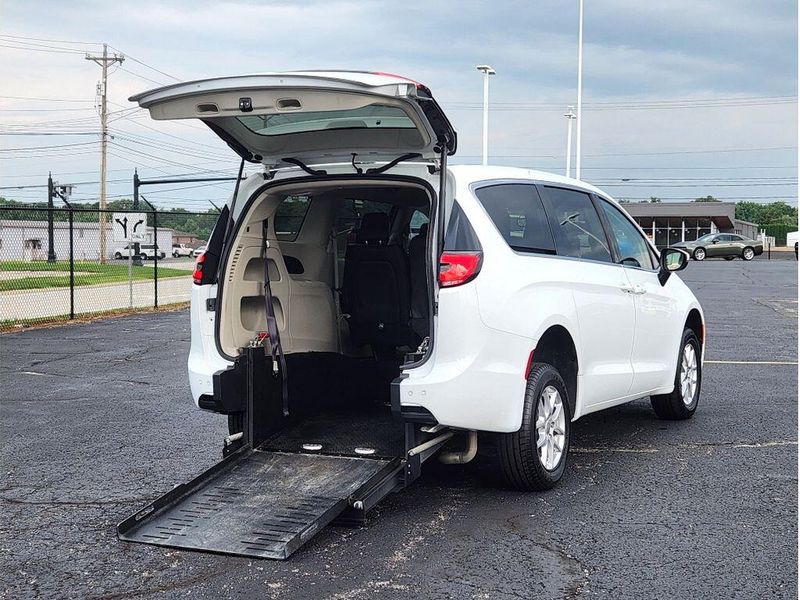 Used 2023 Chrysler Pacifica Touring L