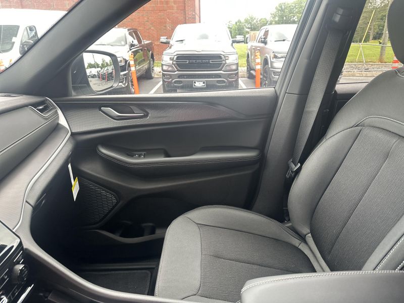 New 2025 Jeep Grand Cherokee L Laredo X 4x4Image 26