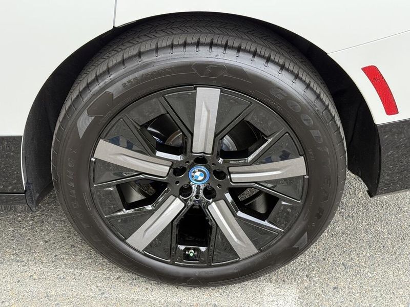 2025 BMW iX xDrive50Image 17