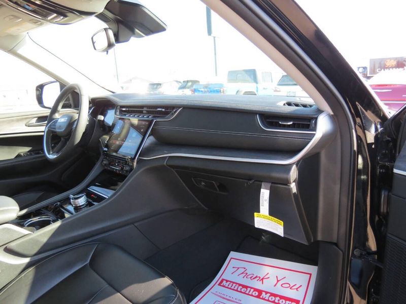 Used 2023 Jeep Grand Cherokee Limited 4x4 4dr SUVImage 34